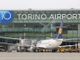 Tragedia di Caselle, l’aeroporto chiuso fino alla mezzanotte di domenica: cancellati i voli da e per Torino