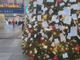 Fragilità, speranze e desideri nelle lettere appese all'albero di Natale di Porta Nuova [FOTO]