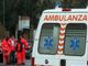 Operaio cade da un'impalcatura e batte la testa: è grave