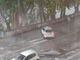 Parcheggio “selvaggio” per ripararsi dalla grandine: taxi su marciapiede e pista ciclabile a Torino