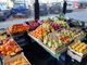 Cassette di agrumi al posto dei tavolini: &quot;Per sopravvivere, il nostro bar ora vende anche frutta e verdura&quot; [VIDEO]
