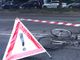 Identificato il ciclista morto dopo essere stato travolto da un'auto della polizia: indagini sulla dinamica
