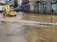 Moncalieri, si rompe un grosso tubo durante i lavori per il teleriscaldamento: l'acqua invade le strade di Borgo Navile