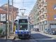 Fuma e urina sul tram, poi strappa la catenella divisoria minacciando l'autista: arrestato
