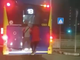 A Torino arriva la pericolosa &quot;challenge del bus&quot;: ragazzini si appendono al pullman in corsa [VIDEO]