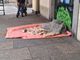 Il centro di Torino in balia del degrado: graffiti, sporcizia e senzatetto abbandonati sotto i portici di via Po