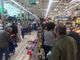 Chiusure pasquali, parte la corsa alla spesa: torinesi in coda nei supermercati [FOTO e VIDEO]