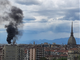 Tetto in fiamme in via Vanchiglia: alta colonna di fumo nero [FOTO]