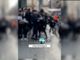 Rissa tra ragazzini in piazza Castello: lancio di oggetti e insulti vicino alle &quot;statue&quot; (VIDEO)