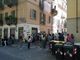 Mobili in regalo in corso Francia: la gente per ore in coda per aggiudicarseli [FOTO E VIDEO]