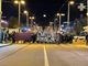 Centro di Torino ostaggio della protesta degli anarchici: traffico in tilt e muri imbrattati di vernice [FOTO]