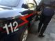Donna cammina scalza in mezzo alla strada sulla Sp 161