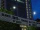 Extinction Rebellion, blitz all'alba fuori dal grattacielo di Intesa Sanpaolo: striscione e scritte contro la banca [FOTO]