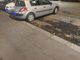Un machete da 25 centimetri nella macchina vandalizzata in sosta in Barriera di Milano [FOTO]