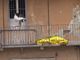 Senegalese trovato morto sul ballatoio, in corso i rilievi della scientifica: dubbi sulle cause del decesso [VIDEO]