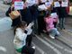 Torino, insetti nel piatto della mensa scolastica: genitori e bimbi mangiano in strada per protesta