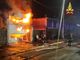 Fiamme in un magazzino in via Pergolesi: evacuate 40 persone in una casa vicina