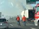 Un tir va a fuoco sulla Torino-Milano: chiuso un tratto dell'autostrada, lunghe code in direzione Torino