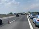 Investito mentre cambia una ruota in una piazzola di sosta in tangenziale: morto automobilista