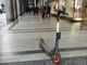 &quot;Passano con il rosso e parcheggiano sui marciapiedi&quot;. A Torino nel 2024 più multe a bici e monopattini