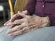 Botte alla madre di 87 anni che non gli dà i soldi: arrestato per maltrattamenti