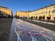 Portici di Carta, la quarta di copertina è fatta di code, ma anche di piccoli lettori che colorano piazza San Carlo [FOTO]