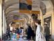 Portici di carta, un weekend a caccia di libri: fino a domani torna la biblioteca a cielo aperto in centro città [FOTO]