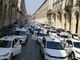 I taxi paralizzano Torino: “Non ce la facciamo più, nessun aiuto: si sono dimenticati di noi“ (FOTO e VIDEO)