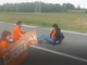 Ultima generazione, blitz degli ambientalisti sulle strade torinesi del Giro: spostati di peso dalla sicurezza [VIDEO]
