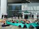 &quot;Intesa è nuda&quot;: gli attivisti di Extinction Rebellion si spogliano simbolicamente davanti al grattacielo [FOTO E VIDEO]