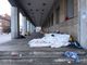 Al riparo dal freddo, sotto i portici del Comune: un accampamento di senzatetto davanti al Duomo (FOTO e VIDEO)