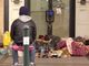 I clochard colonizzano via Viotti: il portico in pieno centro è diventato un accampamento (VIDEO e FOTO)