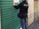 Droga nascosta tra gli scaffali e nel tubo di patatine: sospesa la licenza di un minimarket di Parella
