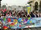 &quot;Tacchi rotti, eppure bisogna andar&quot;. Il 17 giugno Torino si colora arcobaleno con il Pride: la sfilata parte da Aurora