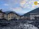 Bardonecchia, anche i turisti aiutano a spalare: &quot;Prima un boato, poi un'enorme onda di fango&quot;. Stasera allarme temporali