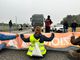 Blitz sull’A4, ambientalisti bloccano la Torino-Milano: automobilisti inferociti [FOTO e VIDEO]