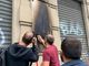 Torino, vandali bruciano la corona per i partigiani: &quot;Codardi che si nascondo dietro al buio&quot;
