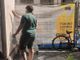 Volontari, commercianti e il Comune fanno squadra per ripulire via Po dalle scritte sui portici [VIDEO e FOTO]