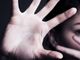 Maltratta e picchia la moglie davanti ai figli adolescenti: marito violento arrestato dopo una lite