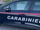 Prova a entrare in casa, scavalcando il cancello, ma rimane agganciato