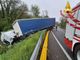 Perde il controllo del tir e finisce fuori strada: paura sulla Provinciale 1 tra Gemonio e Cittiglio