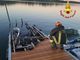 Incendio di un pontile a Travedona, vigili del fuoco in azione