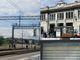 Si arrampica alla stazione e vuole parlare con il sindaco. Treni in tilt a Busto