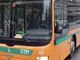 Autobus carico di studenti urta una donna in via Sacco: scattano i soccorsi in pieno centro