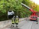 FOTO. Auto esce di strada e vola nel torrente: spavento nel Luinese, due feriti
