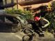 Si schianta e abbatte il contatore del gas. L'auto prende fuoco e il conducente fugge gettandosi nel fiume