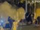Armati di bastone e con il volto coperto: lo scontro tra gli ultras di Varese e Trieste che ha portato a sei arresti e al ferimento anche di una agente di polizia