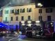 FOTOGALLERY. Edificio di tre piani a fuoco a Tradate: le immagini dei vigili del fuoco al lavoro