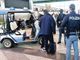 Smartphone, profumi e carte prepagate nello zaino: due uomini denunciati per ricettazione a Malpensa