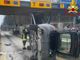 Si ribalta con l'auto al casello dell'autostrada di Gallarate